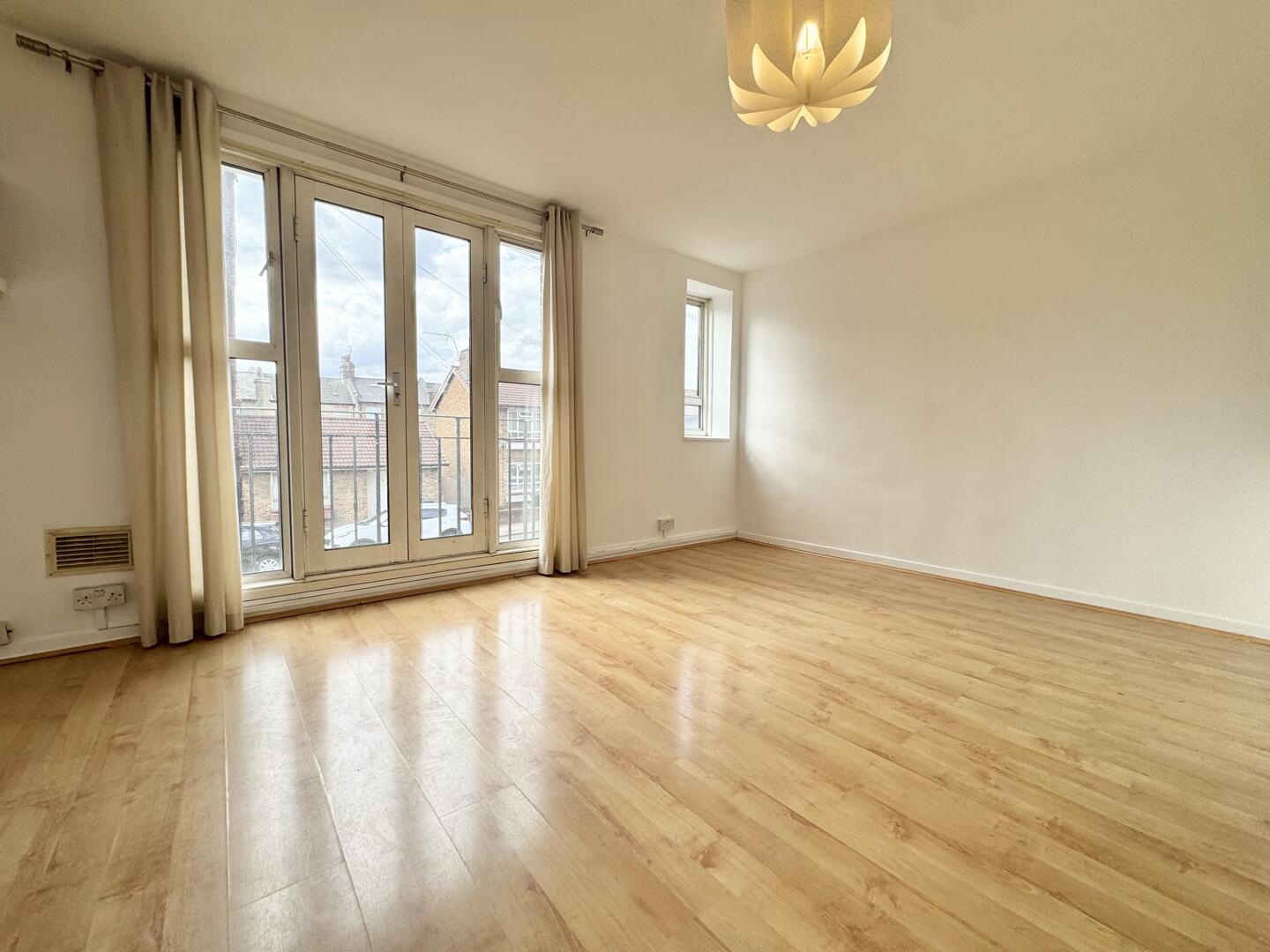 3 bed property in Cornwall Road, London